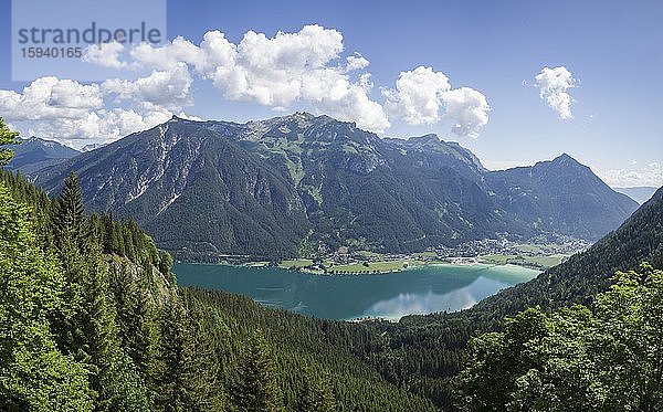 Ausblick auf Achensee  Pertisau  Tirol  Österreich  Europa