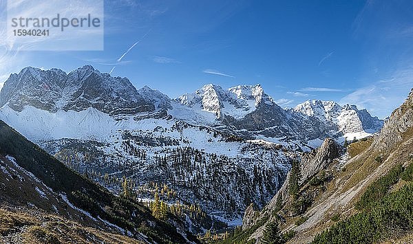 Schneebedeckte Berggipfel  Lamsenspitze  Schafkarspitze und Mitterspitze  Spitzkarspitze  Dreizinkenspitze und Laliderspitze  gelb verfärbte Lärchen im Herbst  Wanderung zur Hahnenkamplspitze  Engtal  Karwendel  Tirol  Österreich  Europa