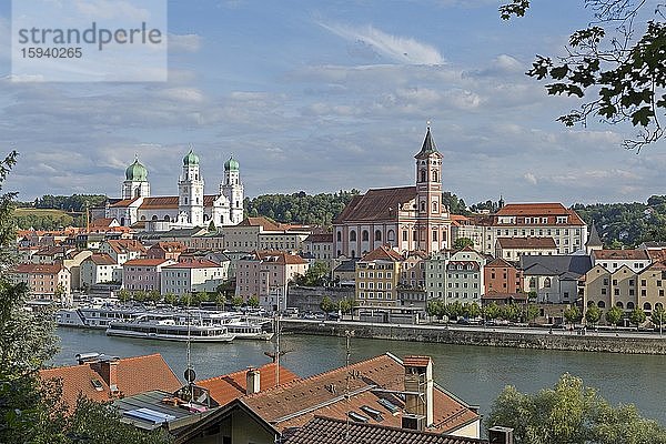 Blick vom Georgsberg über die Donau auf Altstadt mit Dom St.Stephan und Pfarrkirche St.Paul  Passau  Niederbayern  Bayern  Deutschland  Europa