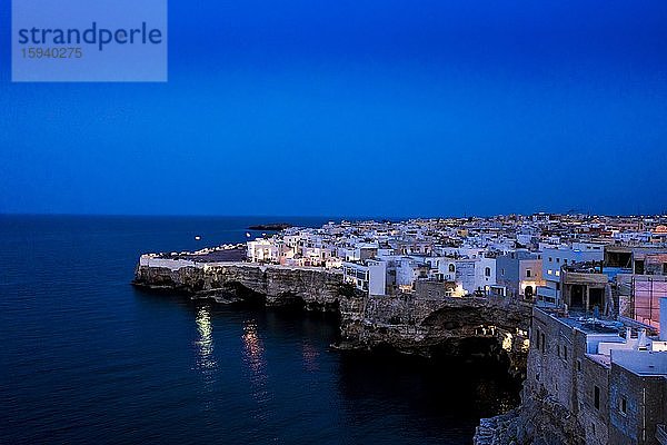 Luftaufnahme  Stadtansicht bei Abenddämmerung  Polignano a Mare  Apulien  Süditalien  Italien  Europa