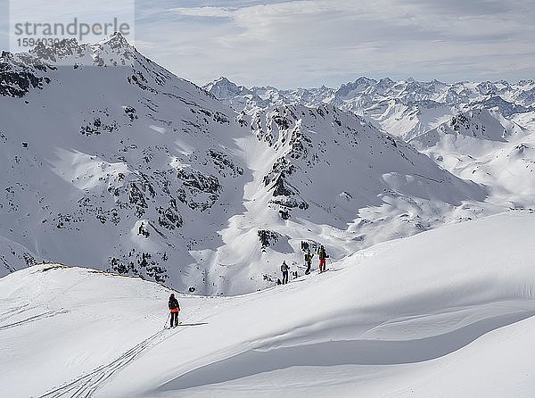 Skitourengeher  links Tarntaler Köpfe  Wattentaler Lizum  Tuxer Alpen  Tirol  Österreich  Europa