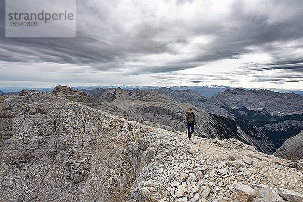 Bergsteiger am Gipfel der Westlichen Ödkarspitze  Hinterautal-Vomper-Kette  Karwendel  Tirol  Österreich  Europa