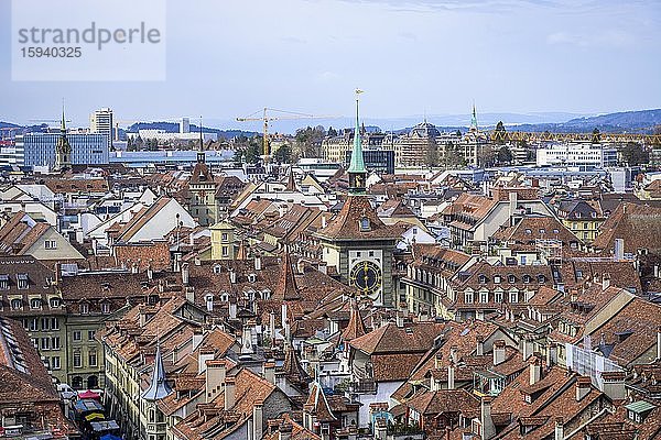 Blick vom Berner Münster auf die roten Ziegeldächer der Häuser im historischen Stadtkern der Altstadt  Stadtansicht  Innere Stadt  Bern  Schweiz  Europa