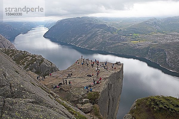 Viele Touristen auf dem Preikestolen am Lysefjord  Rogaland  Fjordnorwegen  Südwestnorwegen  Norwegen  Europa