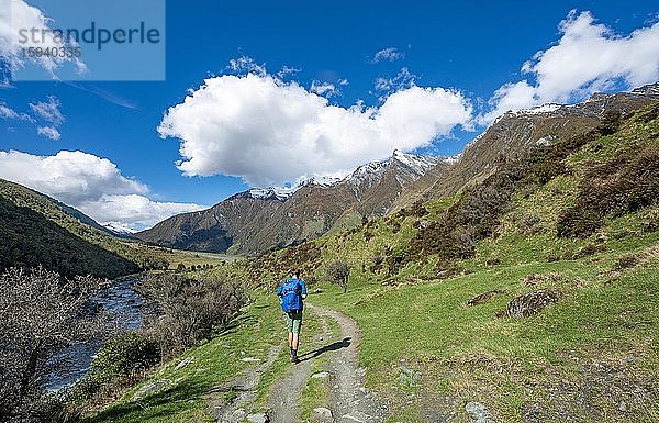 Wanderer auf Wanderweg zum Rob Roy Glacier  Rob Roy Stream  Mount Aspiring National Park  Otago  Südinsel  Neuseeland  Ozeanien