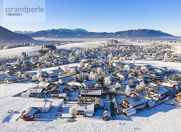 Dorf Greiling im Winter  Tölzer Land  Alpenkette  Alpenvorland  Drohnenaufnahme  Oberbayern  Bayern  Deutschland  Europa