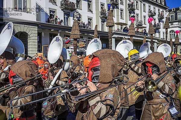 Maskierte Guggenmusiker  Blaskapelle  Fasnachtsumzug der Wey-Zunft am Rosenmontag  Güdismäntig  Luzerner Fasnacht 2020  Luzern  Schweiz  Europa