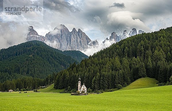 Kirche St. Johann in Ranui  San Giovanni  Johanneskapelle  Geislergruppe  Villnößtal  St. Magdalena  Bozen  Südtirol  Italien  Europa