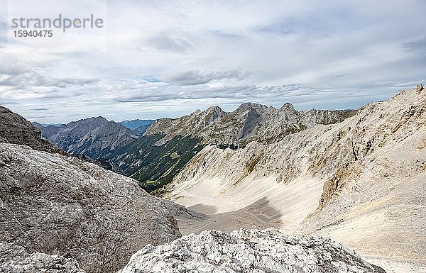 Blick ins Schlauchkar und Karwendeltal vom Schlauchkarsattel  Vomper-Kette  Karwendel  Tirol  Österreich  Europa