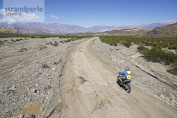 Motorradfahrer auf Schotterstraße  bei Uspallata  Provinz Mendoza  Argentinien  Südamerika
