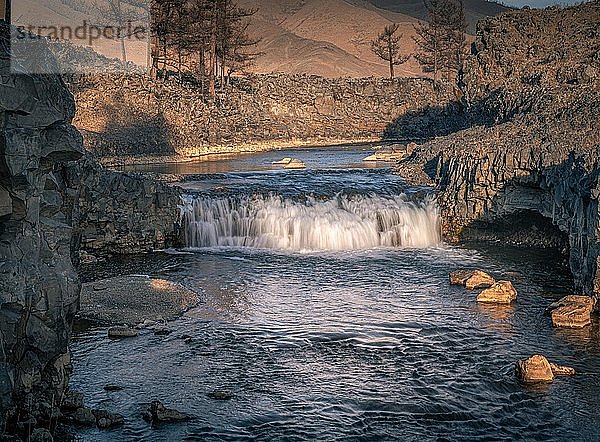 Kleiner Wasserfall am Orchon-Fluss  Karge  felsige Landschaft  Provinz Uvurkhangai  Mongolei  Asien