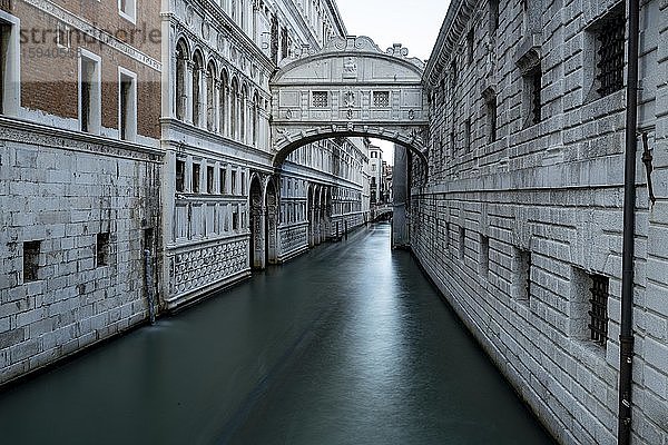 Die Seufzerbrücke bei Abendlicht  Venedig  Venetien  Italien  Europa