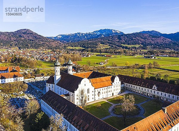 Kloster Benediktbeuern  hinten Benediktbeuern und Benediktenwand  Tölzer Land  Drohnenaufnahme  Alpenvorland  Oberbayern  Bayern  Deutschland  Europa