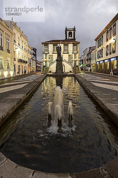 Das Rathaus von Ponta del Gada mit Springbrunnen am Abend  Ponta del Gada  San Miguel  Azoren  Portugal  Europa