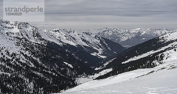 Blick in das Wattental  Schneebedeckte Berge  Wattentaler Lizum  Tuxer Alpen  Tirol  Österreich  Europa