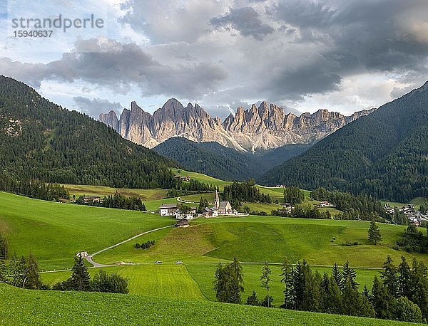 Kirche St. Magdalena  Villnößtal  hinten Geislergruppe mit Sass Rigais  St. Magdalena  Bozen  Südtirol  Italien  Europa