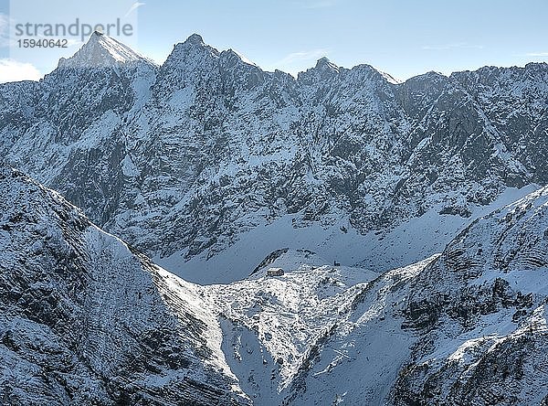 Lamsenjochhütte  hinten schneebedeckte Bergipfel Rotwandelspitze und Hochnissl  Ausblick von der Hahnenkamplspitze  Eng  Karwendel  Tirol  Österreich  Europa