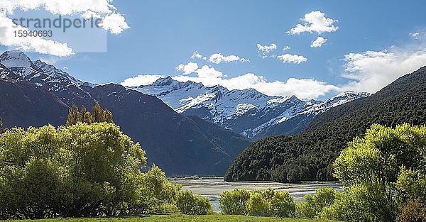 Matukituki Fluss  schneebedeckte Berge  Mount Aspiring National Park  Otago  Südinsel  Neuseeland  Ozeanien