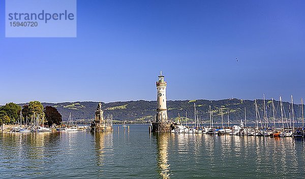 Neuer Lindauer Leuchtturm und bayerischer Löwe an der Hafeneinfahrt  Hafen  Insel Lindau  Lindau am Bodensee  Bodenseeregion  Schwaben  Deutschland  Europa