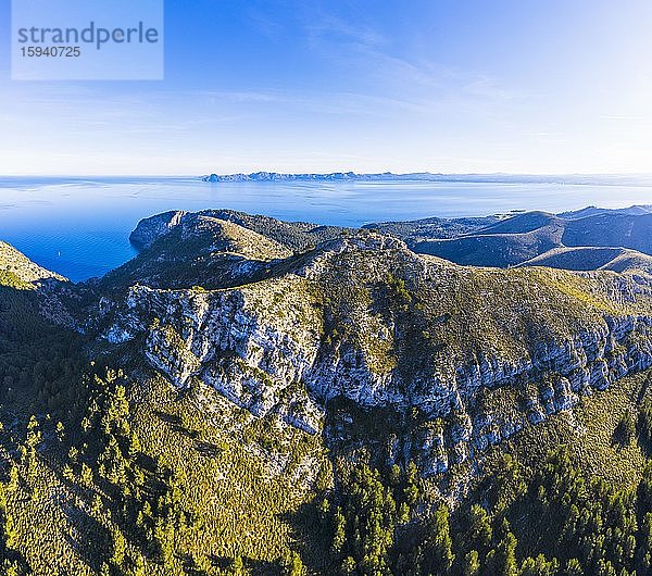 Berg Talaia d'Alcúdia  Halbinsel La Victoria  bei Alcudia  hinten Peninsula de Llevant  Region Raiguer  Luftbild  Mallorca  Balearen  Spanien  Europa