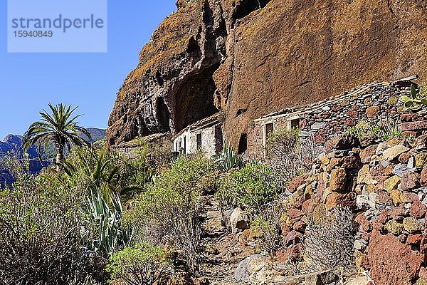 Verlassene Häuser unter Felswand  Tacalcuse  bei San Sebastian  La Gomera  Kanaren  Spanien  Europa