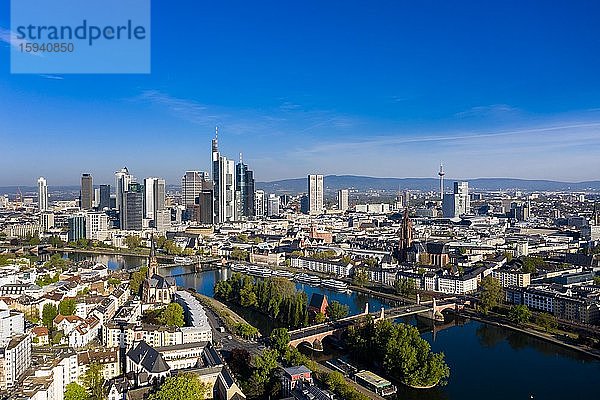 Luftbild  Frankfurt  Skyline  mit Wolkenkratzern  Frankfurt am Main  Hessen  Deutschland  Europa