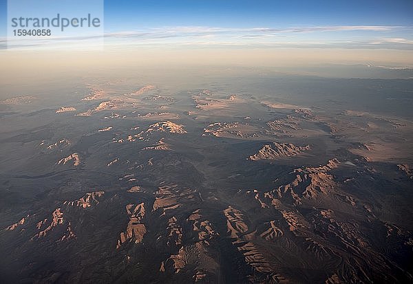 Karge Wüstenlandschaft mit Bergen  Luftaufnahme  Mojave Wüste  Kalifornien  USA  Nordamerika