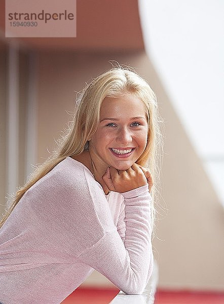 Porträt eines blonden Mädchens  16 Jahre  Österreich  Europa