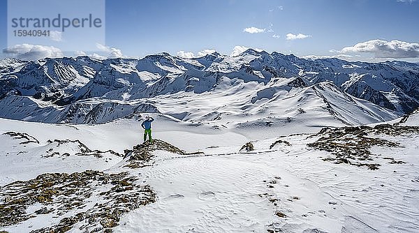 Mann  Skitourengeher blickt über schneebedeckte Bergketten  Skitour  Bergpanorama  Blick vom Geierjoch auf Olperer und Zillertaler Alpen  Wattentaler Lizum  Tuxer Alpen  Tirol  Österreich  Europa