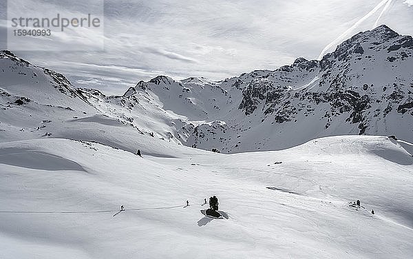 Skitourengeher queeren einen flachen Hang  rechts Lizumer Sonnenspitze  Wattentaler Lizum  Tuxer Alpen  Tirol  Österreich  Europa