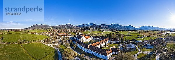 Panorama von Kloster Benediktbeuern  links Bichl  hinten Benediktbeuern und Benediktenwand  Tölzer Land  Drohnenaufnahme  Alpenvorland  Oberbayern  Bayern  Deutschland  Europa