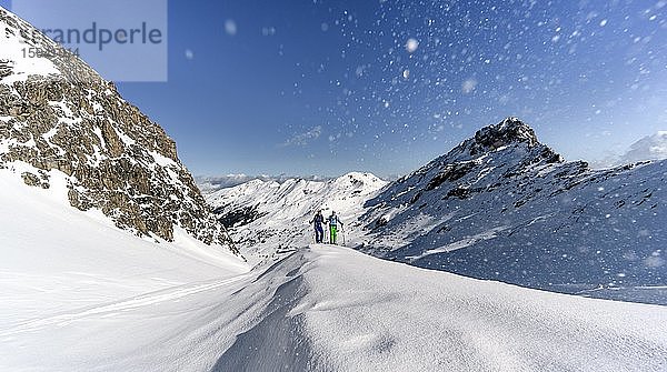 Zwei Skitourengeher auf der Skitour zur Geierspitze  rechts Kalkwand  Wattentaler Lizum  Tuxer Alpen  Tirol  Österreich  Europa