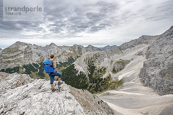 Bergsteiger  Wanderer beim Aufstieg zu den Ödkarspitzen über den Brendelsteig  Hinterautal-Vomper-Kette  Karwendel  Tirol  Österreich  Europa