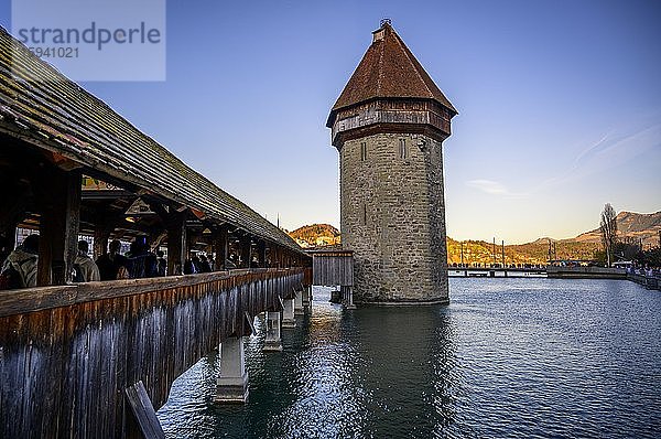 Blick über den Fluss Reuss zur Kapellbrücke und Wasserturm im Abendlicht  Altstadt  Luzern  Schweiz  Europa