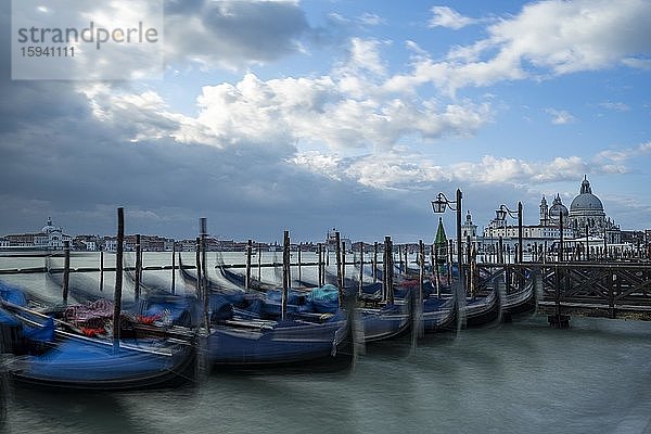 Schaukelnde Gondeln in der Lagune  Venedig  Venezien  Italien  Europa