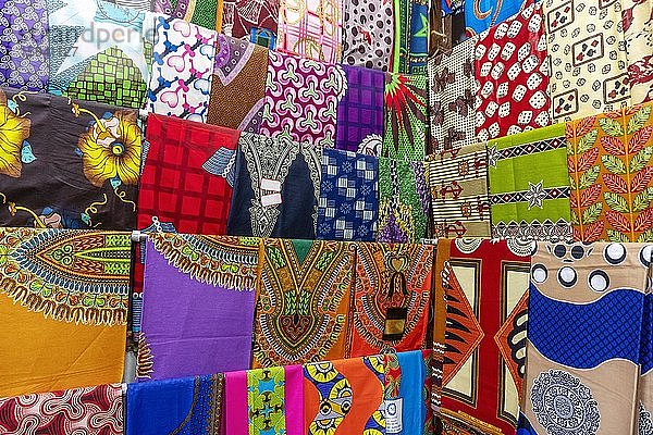 Viele farbenfrohe afrikanische Stoffe  Maputo  Mosambik  Afrika