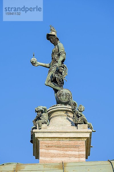 Tellus Bavaria-Bronzestatue auf dem Dach vom Dianatempel im Hofgarten  München  Oberbayern  Bayern  Deutschland  Europa