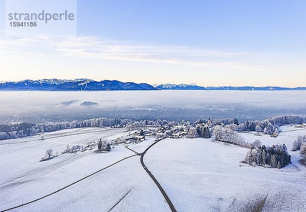 Winterlandschaft  Dorf Hechenberg  bei Dietramszell  Alpenkette  Alpenvorland  Drohnenaufnahme  Oberbayern  Bayern  Deutschland  Europa
