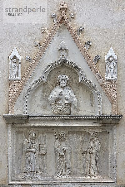 Religiöses Relief mit Jesus und drei Märtyrer  Venedig  Venetien  Italien  Europa