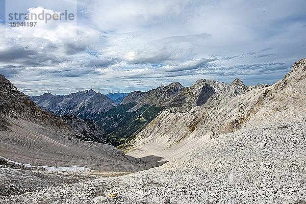 Blick ins Schlauchkar und Karwendeltal vom Schlauchkarsattel  Vomper-Kette  Karwendel  Tirol  Österreich  Europa