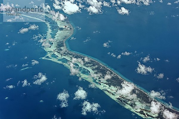 Außenriff mit großen ausgebaggerten Sandflächen zur Landgewinnung andernorts  Meemu Atoll oder Mulaktholhu Indischer Ozean  Malediven  Asien