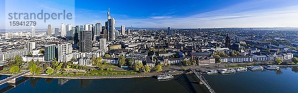 Luftbild  Frankfurt  Skyline  mit Wolkenkratzern  Frankfurt am Main  Hessen  Deutschland  Europa