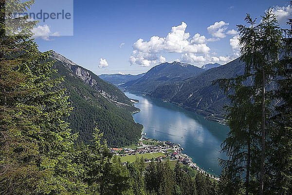Ausblick auf Achensee vom Zwölferkopf  Pertisau  Tirol  Österreich  Europa
