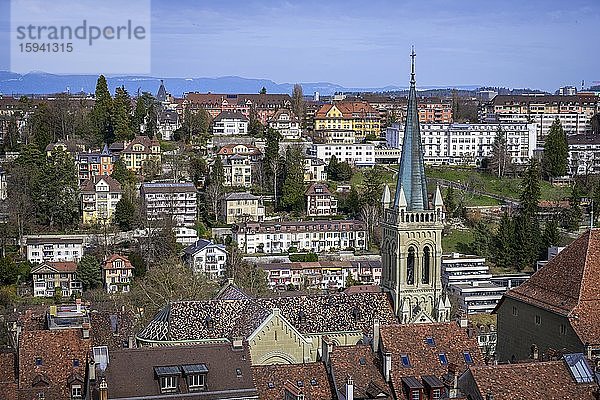 Blick vom Berner Münster auf die christkatholische Kirche St. Peter und Paul im historischen Stadtkern der Altstadt  Stadtansicht  Innere Stadt  Bern  Schweiz  Europa