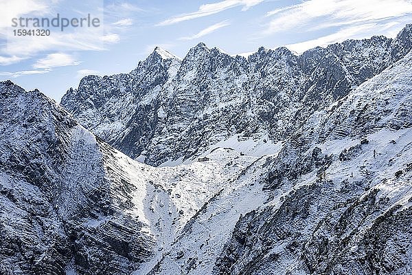 Lamsenjochhütte  hinten schneebedeckte Bergipfel Rotwandelspitze und Hochnissl  Ausblick von der Hahnenkamplspitze  Eng  Karwendel  Tirol  Österreich  Europa