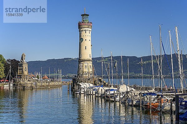 Neuer Lindauer Leuchtturm und bayerischer Löwe an der Hafeneinfahrt  Hafen  Insel Lindau  Lindau am Bodensee  Bodenseeregion  Schwaben  Deutschland  Europa