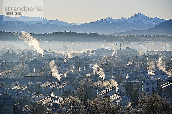 Rauchfahnen aus Hausheizungen im Winter  Wolfratshausen  Drohnenaufnahme  Alpenvorland  Oberbayern  Bayern  Deutschland  Europa