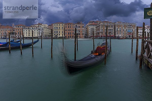 Venezianische Gondeln ankern im Canal Grande  hinten Wohnhäuser und Palazzi  Gewitterstimmung  Venedig  Venetien  Italien  Europa