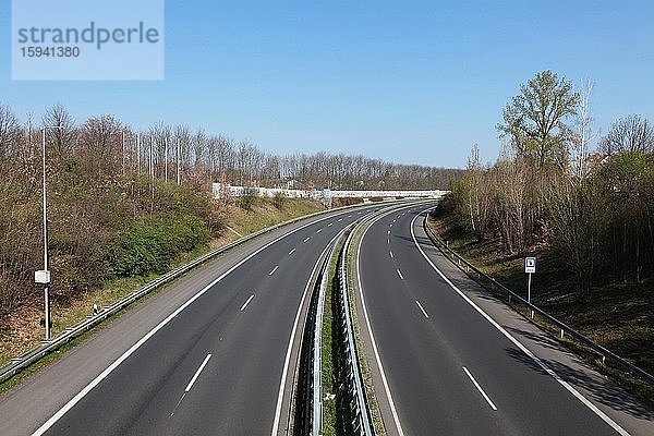 Leere Autobahn B2  Ausgangssperre wegen Corona  nahe Leipzig  Sachsen  Deutschland  Europa