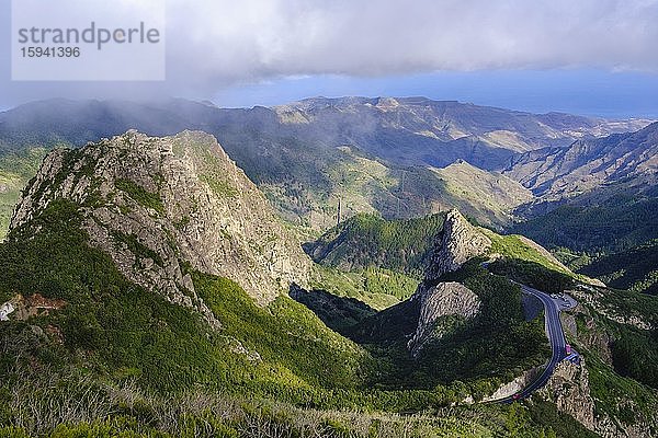 Berge Roque de Ojila und Roque de la Zarcita mit Höhenstraße in Monumento Natural de los Roques  La Gomera  Kanaren  Spanien  Europa